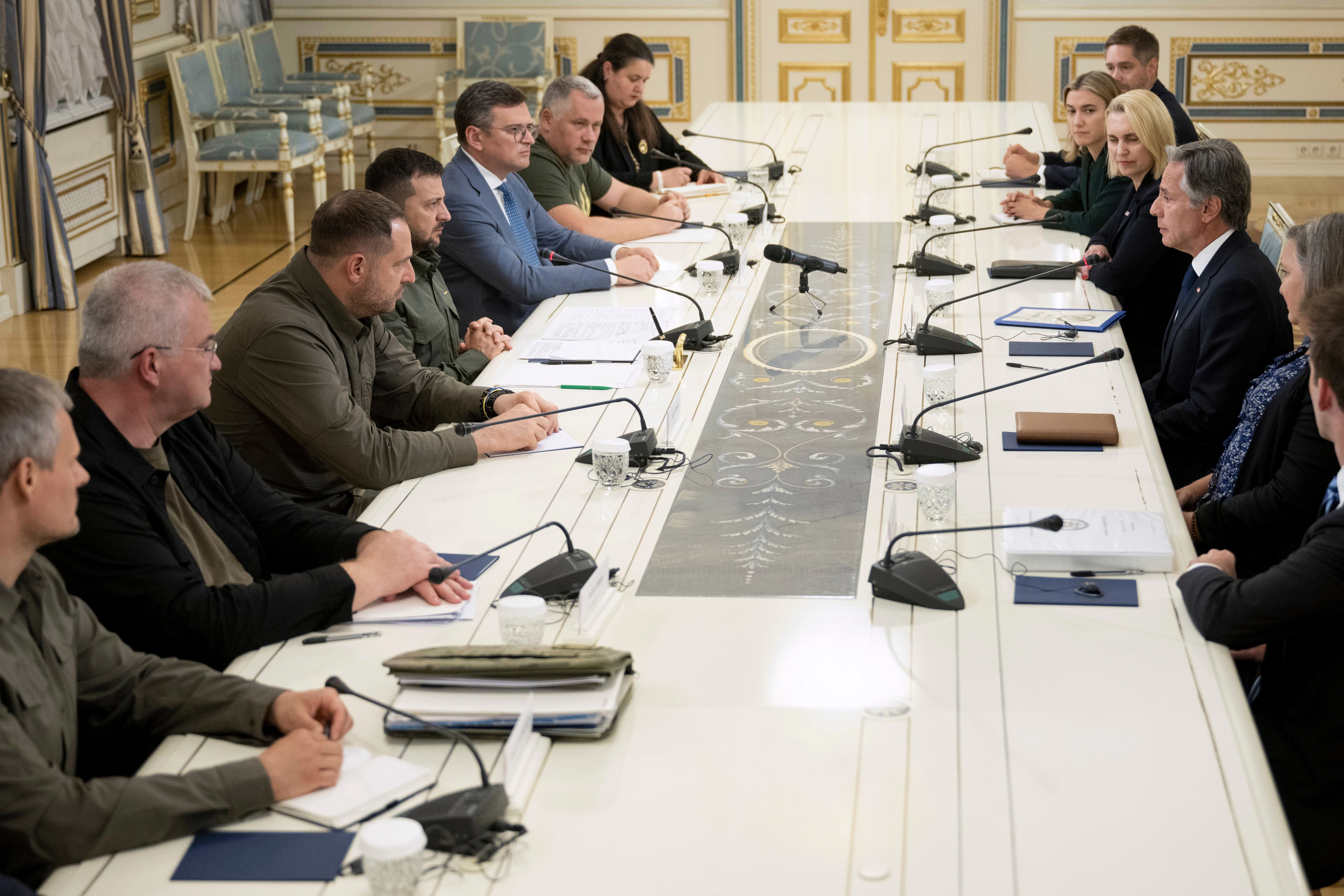 Wolodymyr Selenskyj, Präsident der Ukraine, und Antony Blinken (3. v. r), Außenminister der USA, nehmen am 6. September 2023 an einem Treffen teil. Für Blinken ist es der dritte Besuch seit dem russischen Einmarsch vor über 18 Monaten.