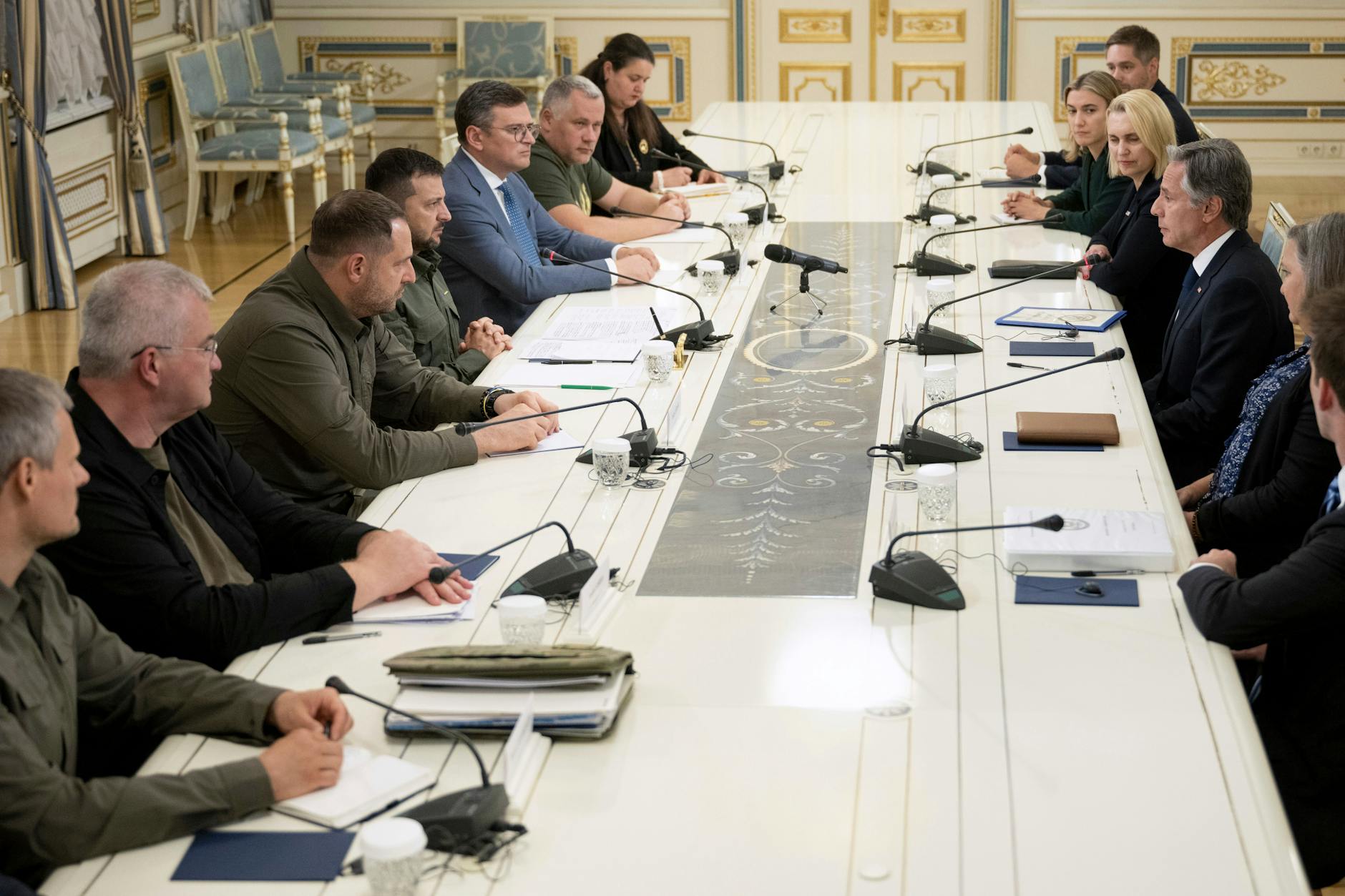 Wolodymyr Selenskyj, Präsident der Ukraine, und Antony Blinken (3. v. r), Außenminister der USA, nehmen am 6. September 2023 an einem Treffen teil. Für Blinken ist es der dritte Besuch seit dem russischen Einmarsch vor über 18 Monaten.