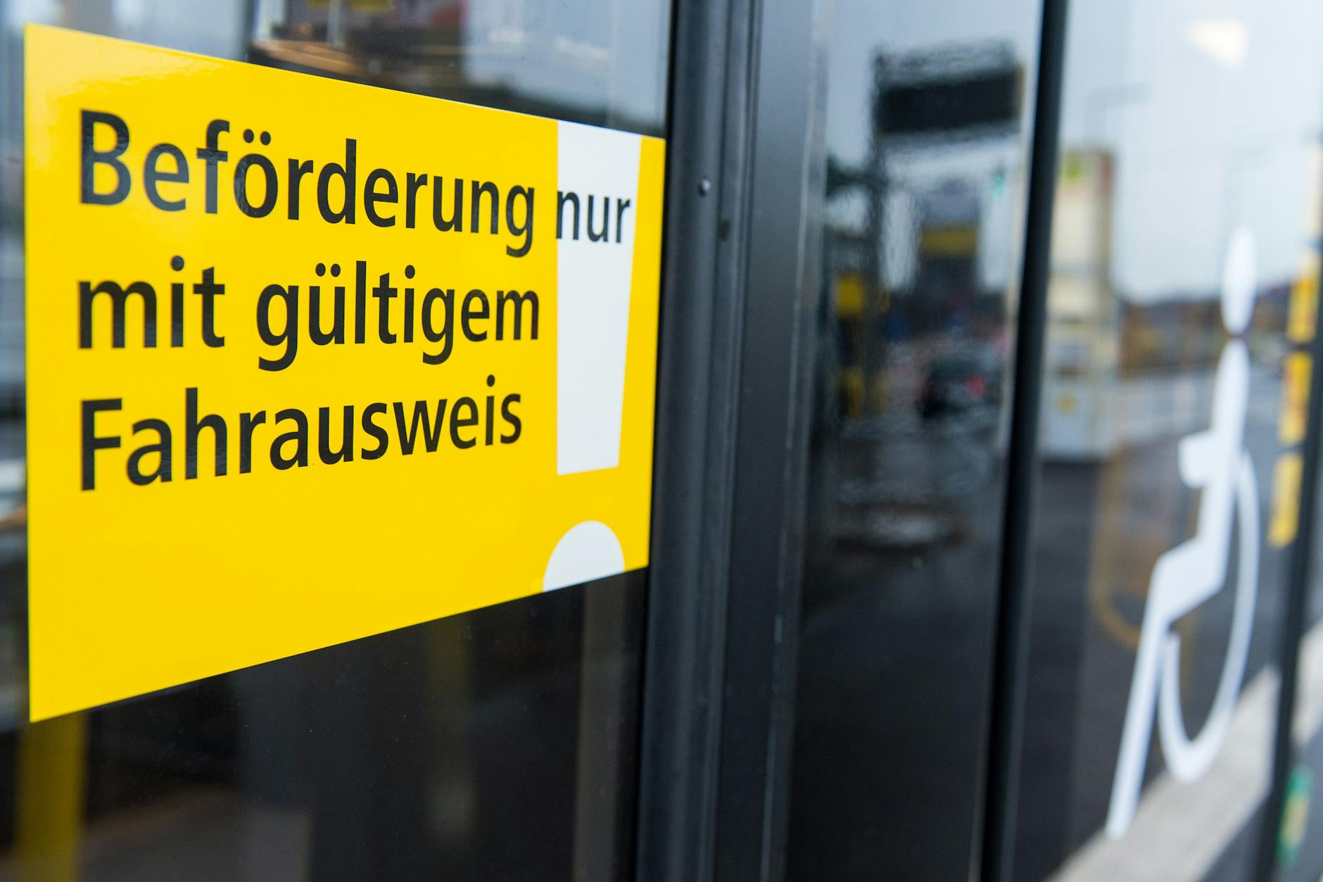 Schwarzfahren verboten: Ein Hinweisschild, aufgenommen an einer Straßenbahn in Berlin.