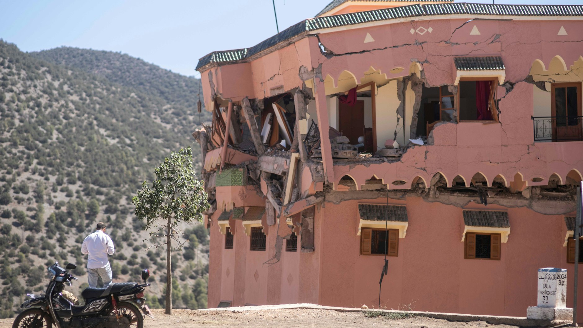 Hotel dañado en el pueblo de Moulay Brahim, cerca del epicentro del terremoto, en las afueras de Marrakech.