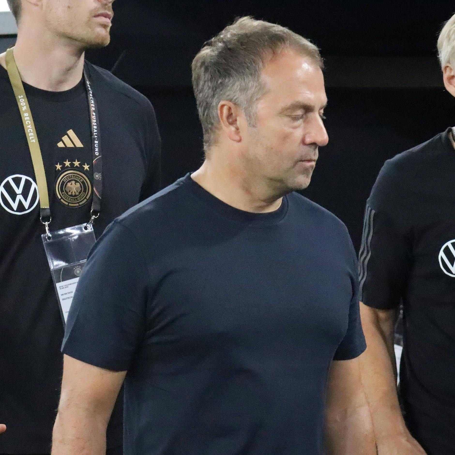 Noch-Bundestrainer Hansi Flick nach dem Abpfiff des 1:4-Desasters gegen Japan. Da geht nichts mehr.