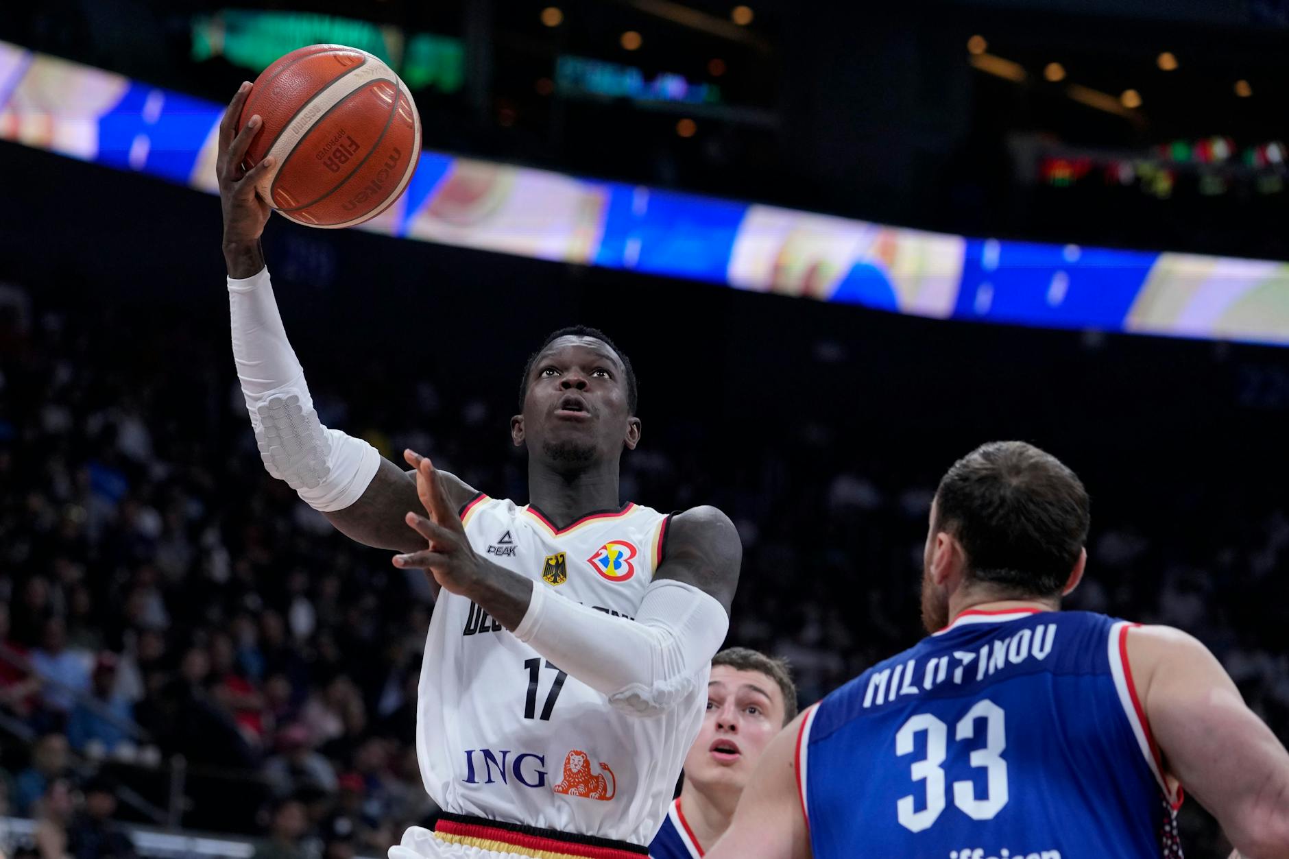 Finale Serbien - Deutschland: Dennis Schröder (links) hier gegen Nikola Milutinov aus Serbien. Er wurde zum wertvollsten Spieler der WM gewählt.