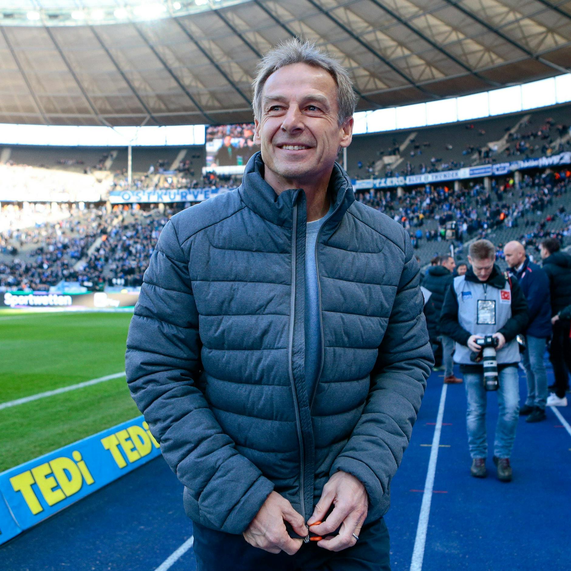 Ganze 76 Tage war Jürgen Klinsmann Trainer bei Hertha BSC. In dieser Zeit verbrannte der Klub hunderte Millionen Euros.