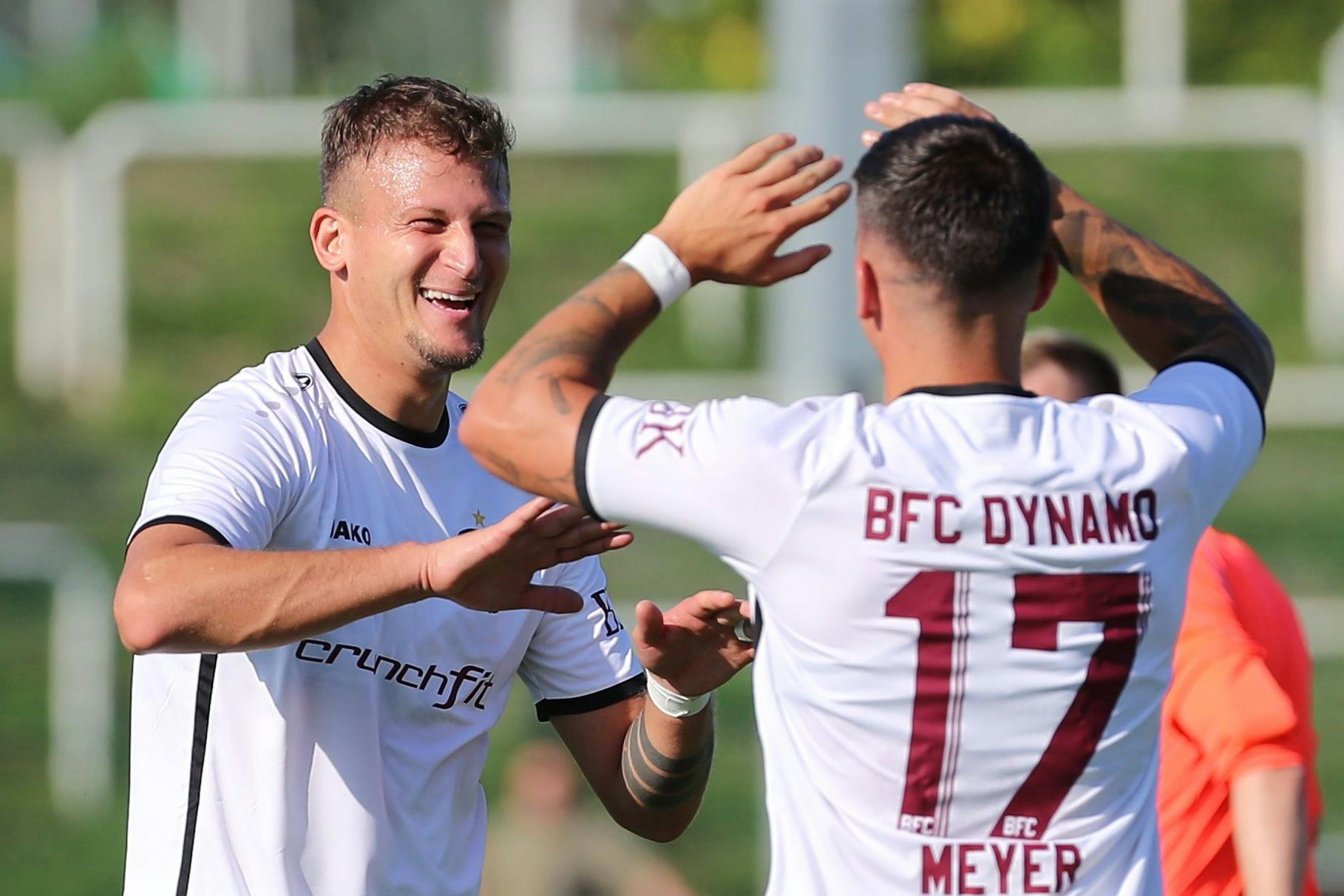 Da sieht man, dass es richtig Spaß macht: Tugay Uzan (l.) feiert sein Tor zum 2:0 für den BFC Dynamo mit Ben Meyer.