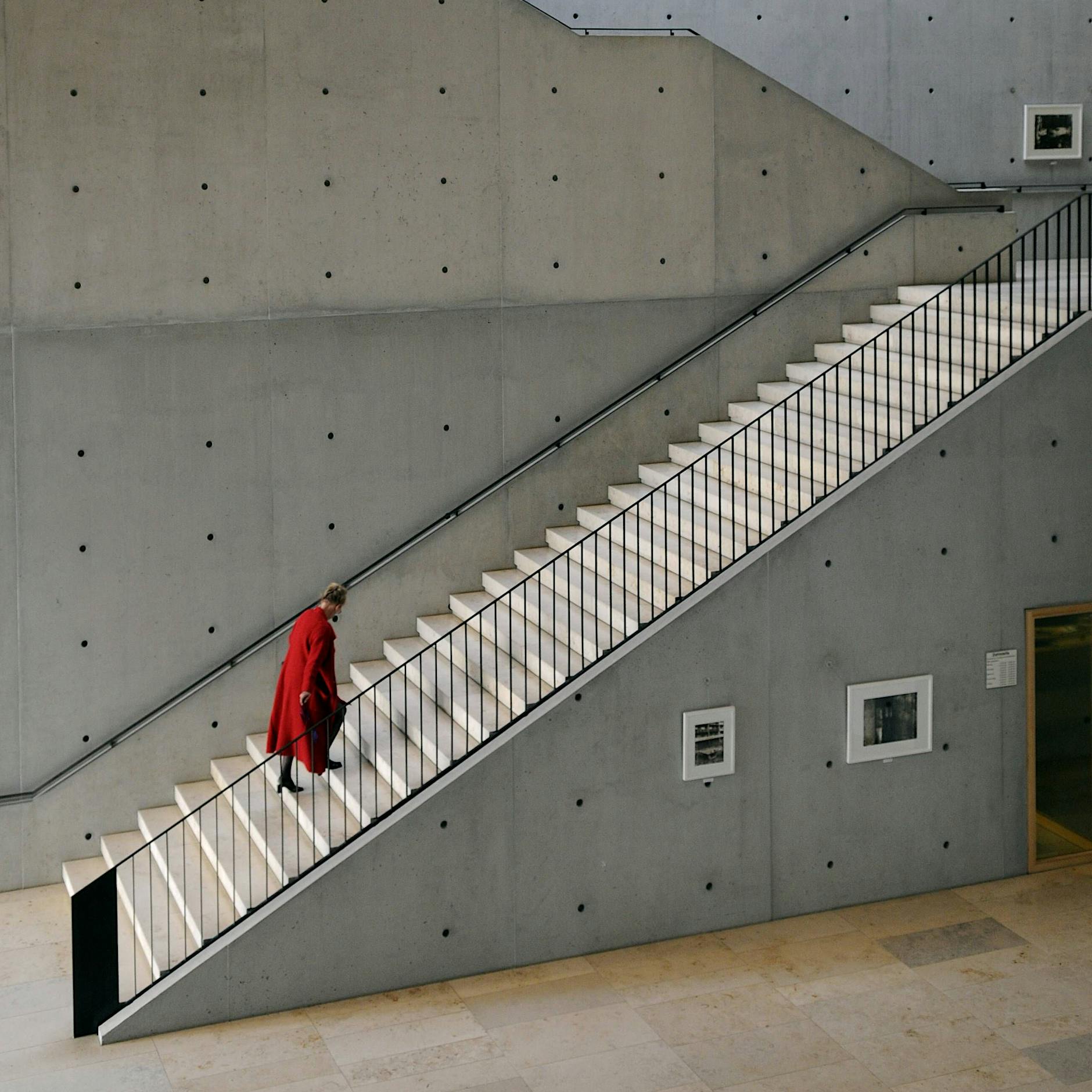 Prozess um getötete Frau bei Berlin: Enkel lief wohl schon zuvor mit Axt umher