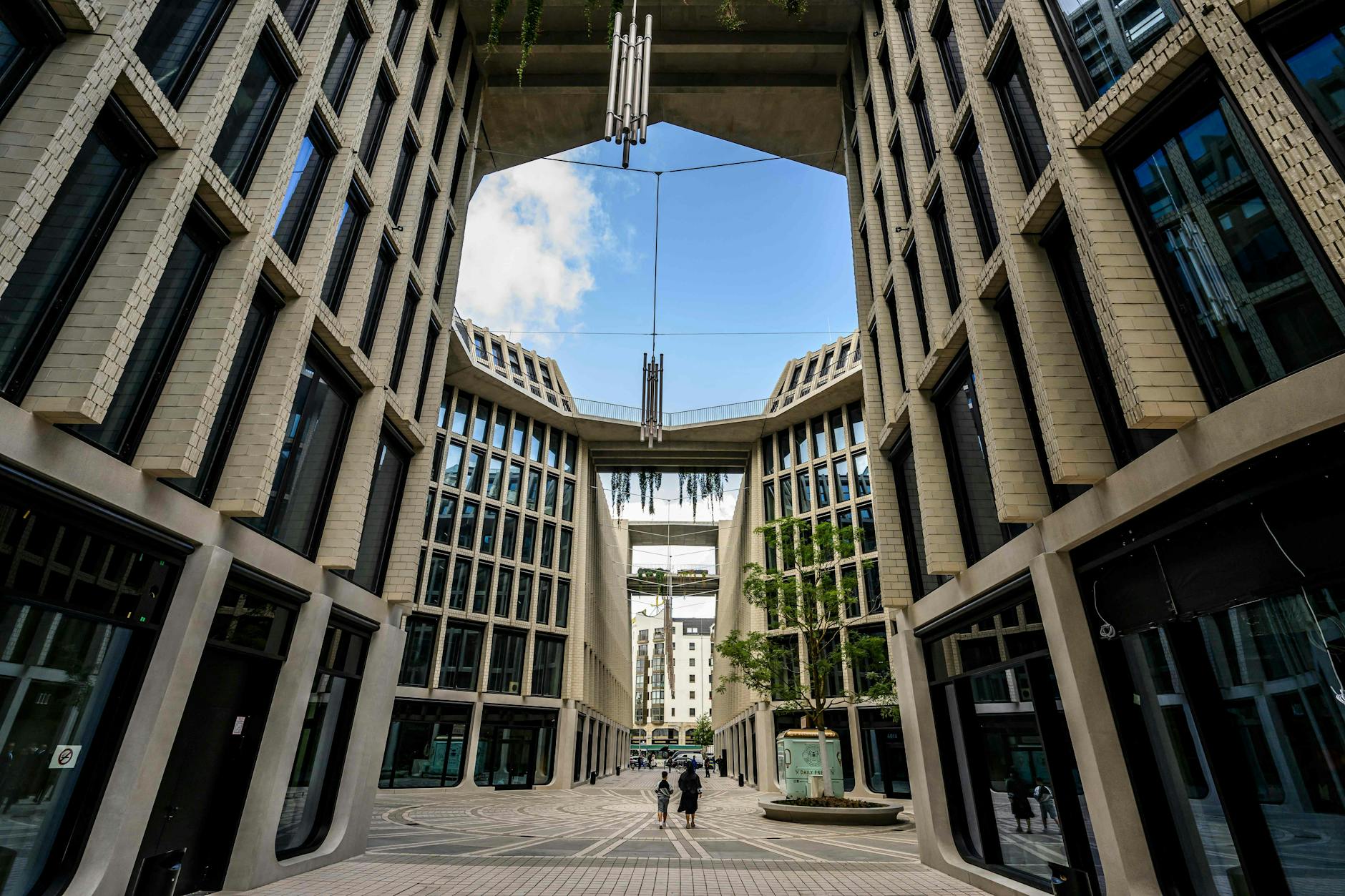Blick in die kleine Plaza mit dem neuen Fotografiska-Ort im neuen Stadtquartier des ehemaligen Tacheles