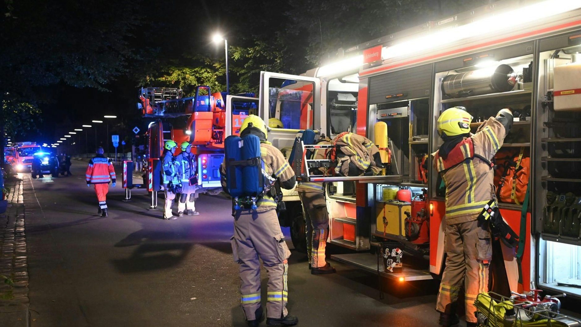 Die Berliner Feuerwehr war mit rund 60 Einsatzkräften vor Ort