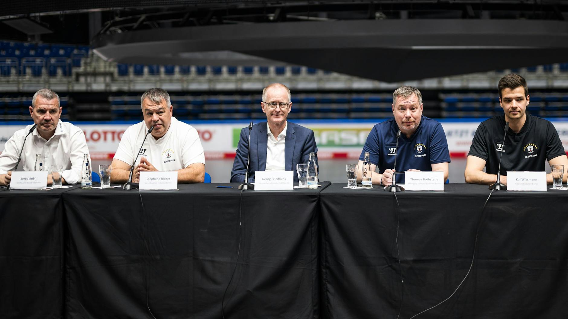 Haben viel Schönes zu verkünden: Eisbären-Trainer Serge Aubin, Sportchef Stéphane Richer, Gasag-Vorstand Georg Friedrichs, Eisbären-Boss Thomas Bothstede und Kapitän Kai Wissmann (v.l.n.r.)
