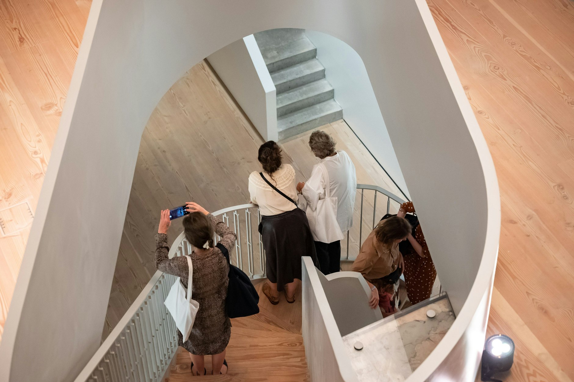 Logenplatz: geladene Gäste in der Kleinen Auguststraße