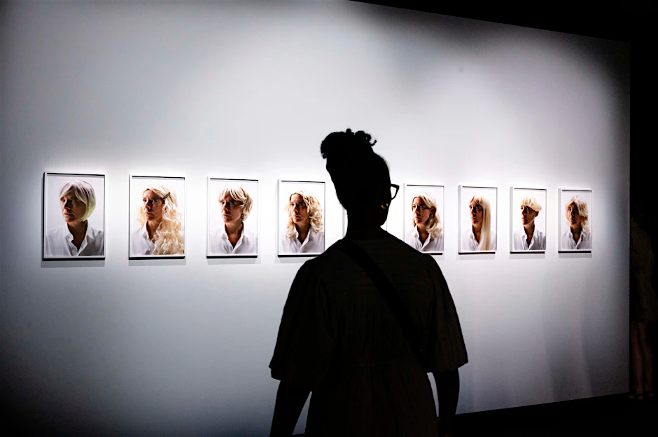 Die Südafrikanerin Candice Breitz mit ihrer antirassistischen Fotoinstallation „White Face“ im  neuen Museum Fotografiska Berlin