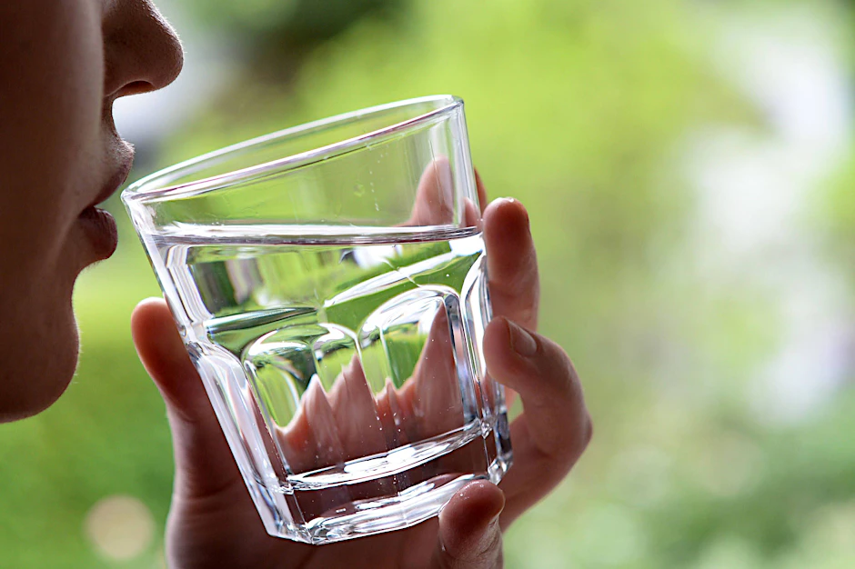 Klingt paradox, ist aber wahr: Wer seinen Körper entwässern will, sollte viel trinken.