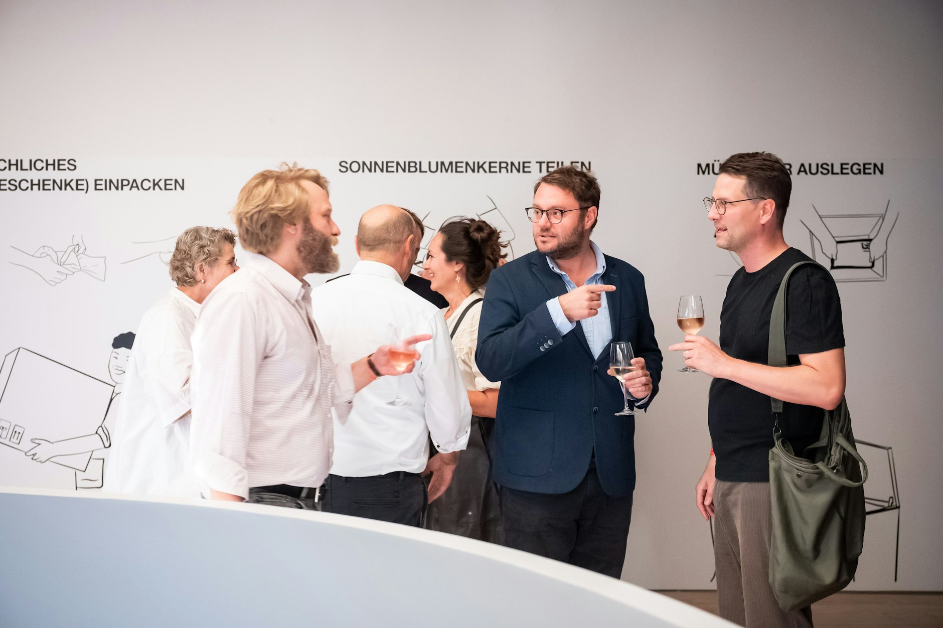 Chefredakteur Tomasz Kurianowicz (M.) im Gespräch mit Politikchef Moritz Eichhorn (l.) und dem Journalisten und Buchautor Timo Feldhaus