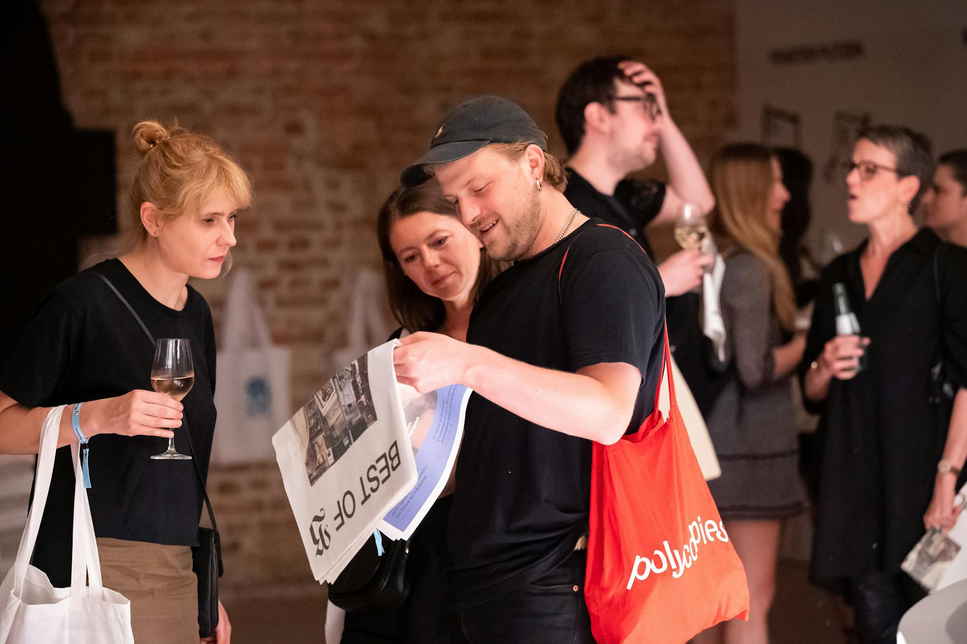 Gäste studieren das Greatest-Hits-Sample der Wochenend-Cover 2020 - 2022.