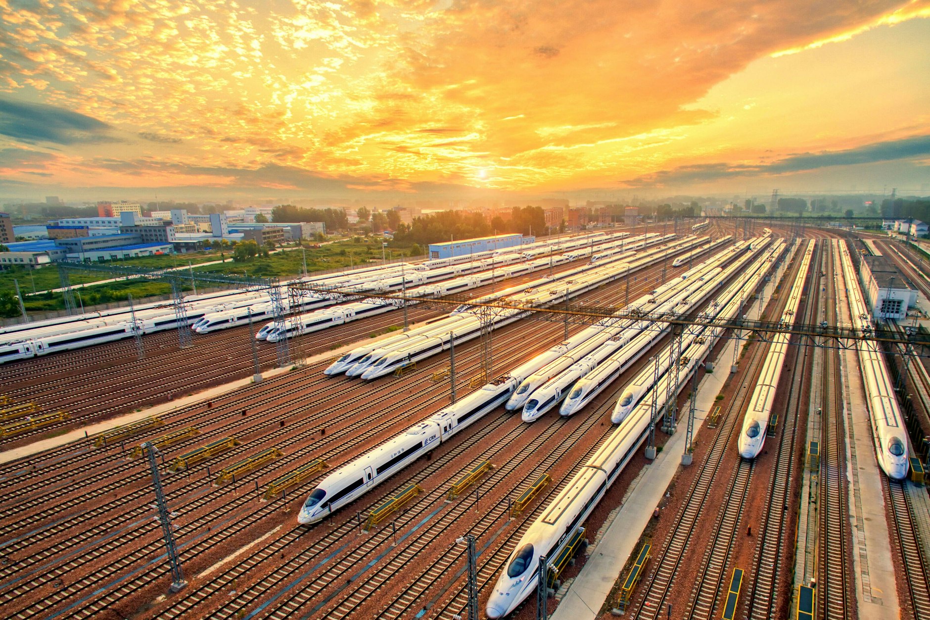 Hochgeschwindigkeitszüge stehen bereit am Bahnhof von Zhengzhou, 13 Millionen Einwohner, Hauptstadt der Provinz Henan.