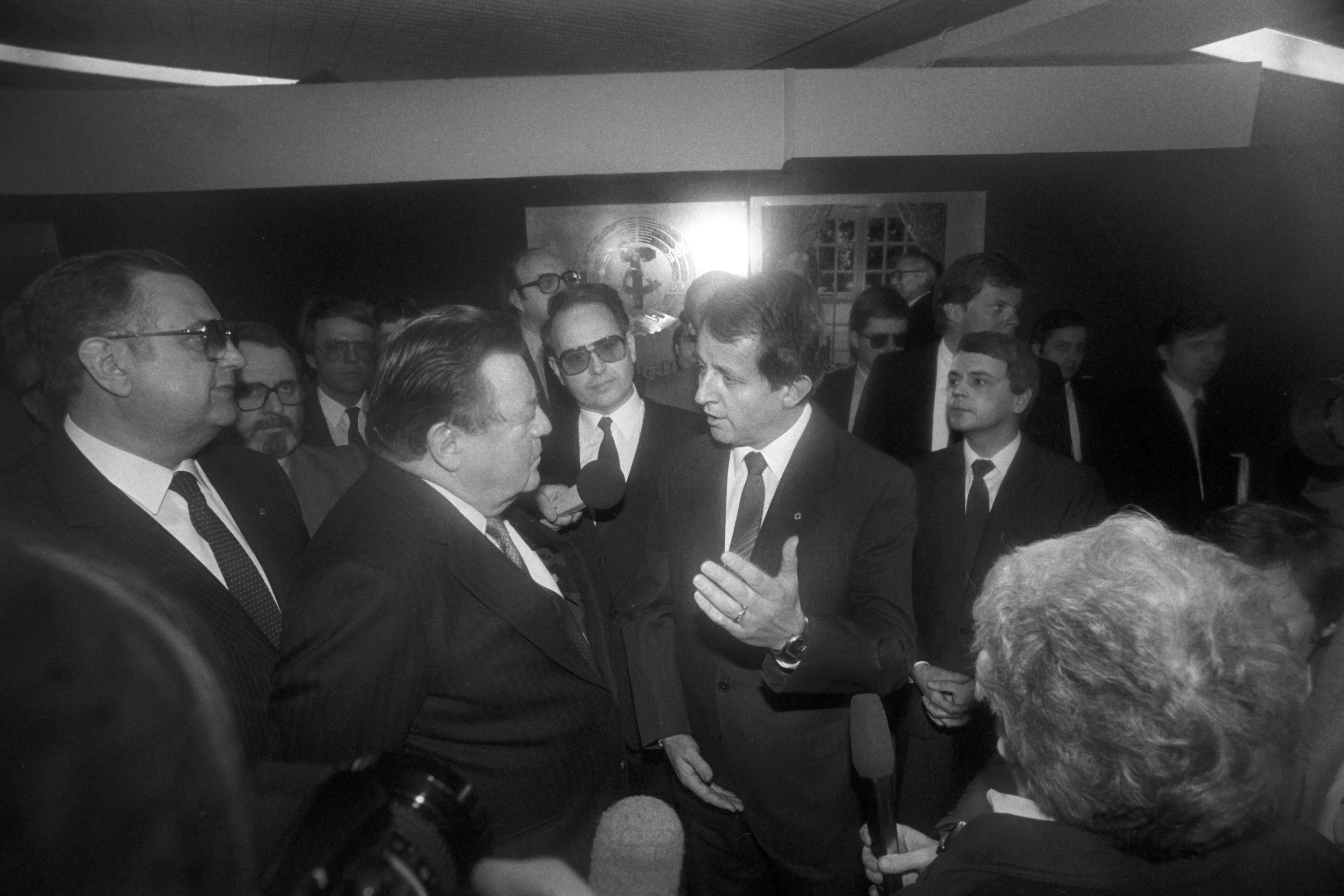 Den Westhandel und die Devisen hatte Alexander Schalck-Golodkowski in seiner Hand, auf dem Foto links hinter Franz Josef Strauß (2.v.l.) bei einem Besuch 1984 in Leipzig.
