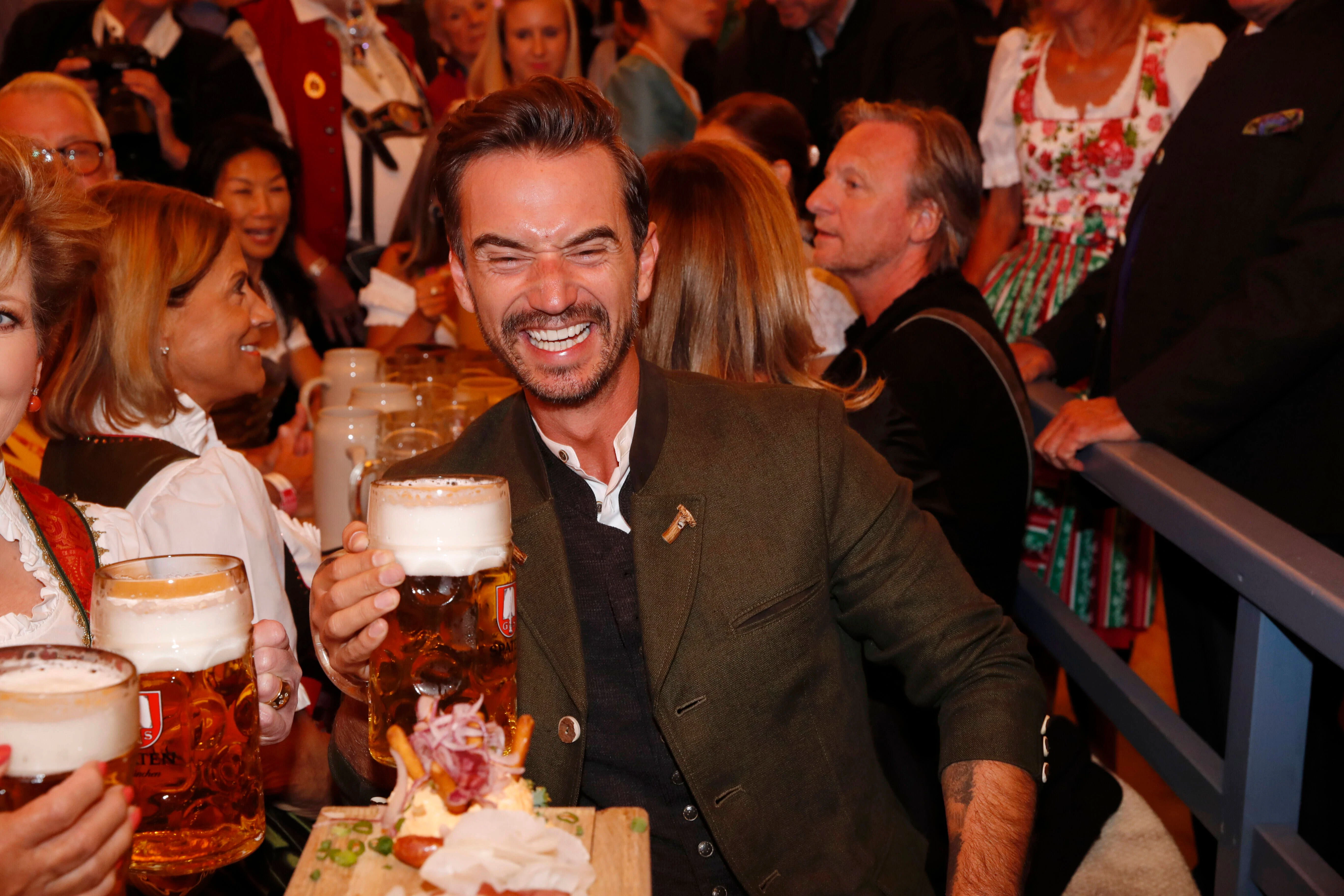 Florian Silbereisen sieht man des Öfteren auf dem Oktoberfest feiern. 