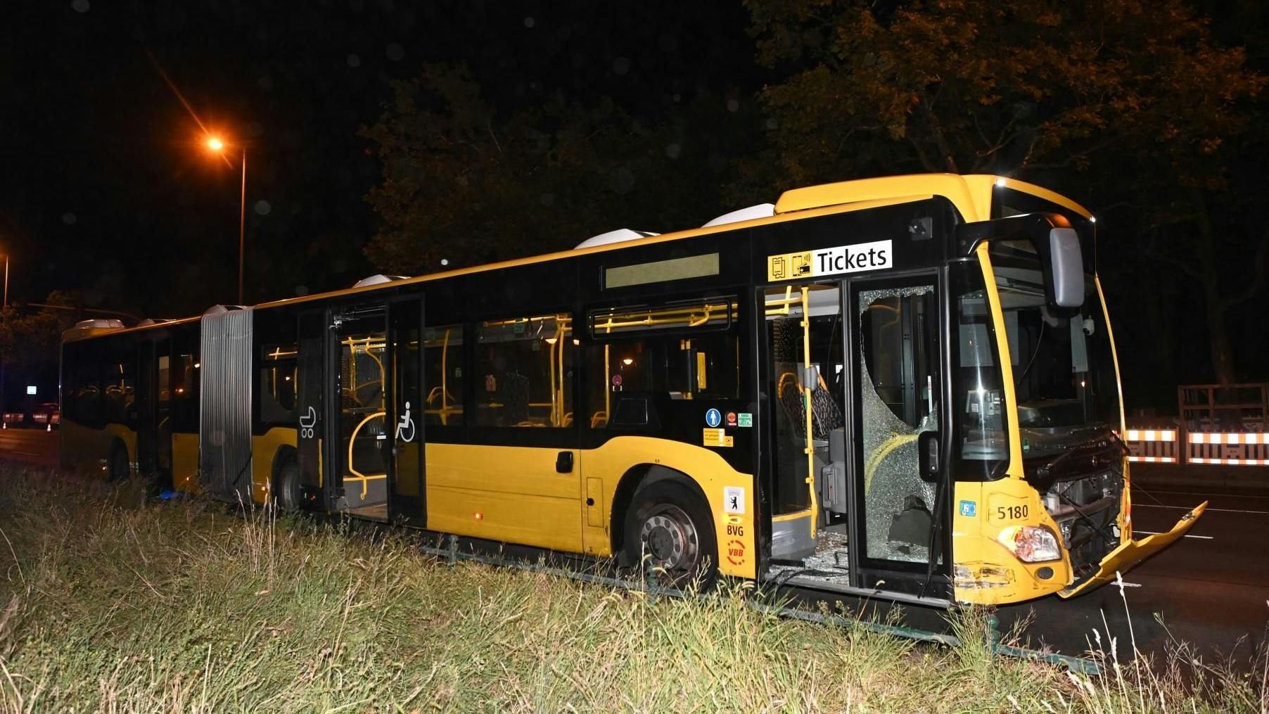 Ein Bus der BVG wurde bei einem Unfall nach dem Lollapalooza-Festival erheblich beschädigt.