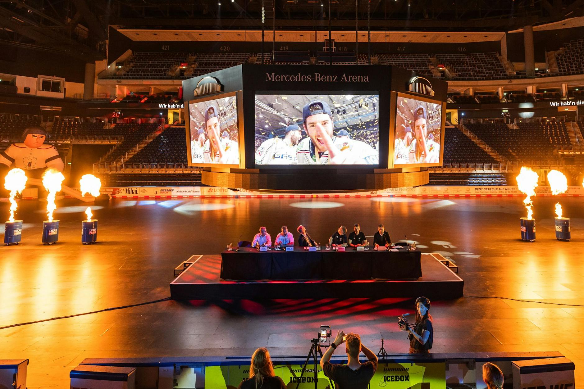 Schon mal beeindruckend: vorn das Podium mit den Eisbären-Bossen, auf dem abgesenkten Media-Würfel nette Bilder und dazu ein bisschen Feuer ...