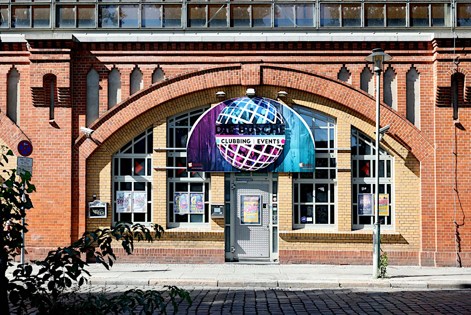 Der Club Busche ist unter dem S-Bahnhof Warschauer Straße.