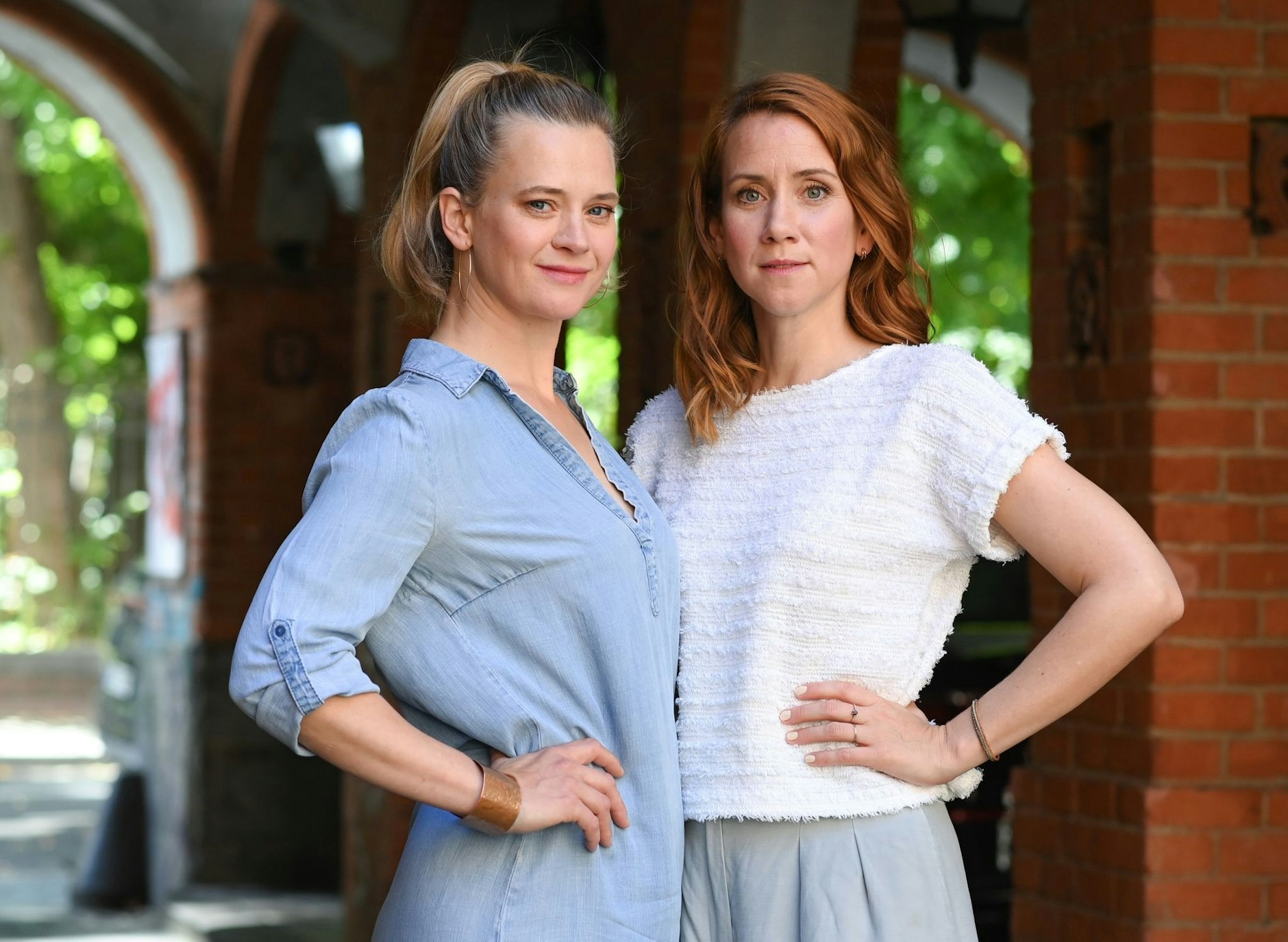 ARCHIV - Caroline Hanke (l) und Lena Dörrie: Die «Mordsschwestern» waren wieder unterwegs.  