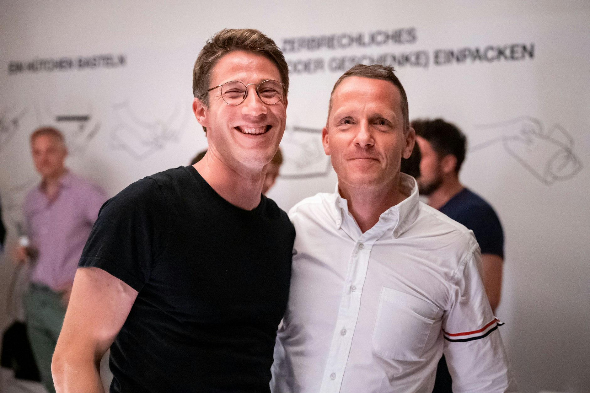 Der Künstler Norbert Bisky (r.) bei der Vernissage in Berlin-Mitte