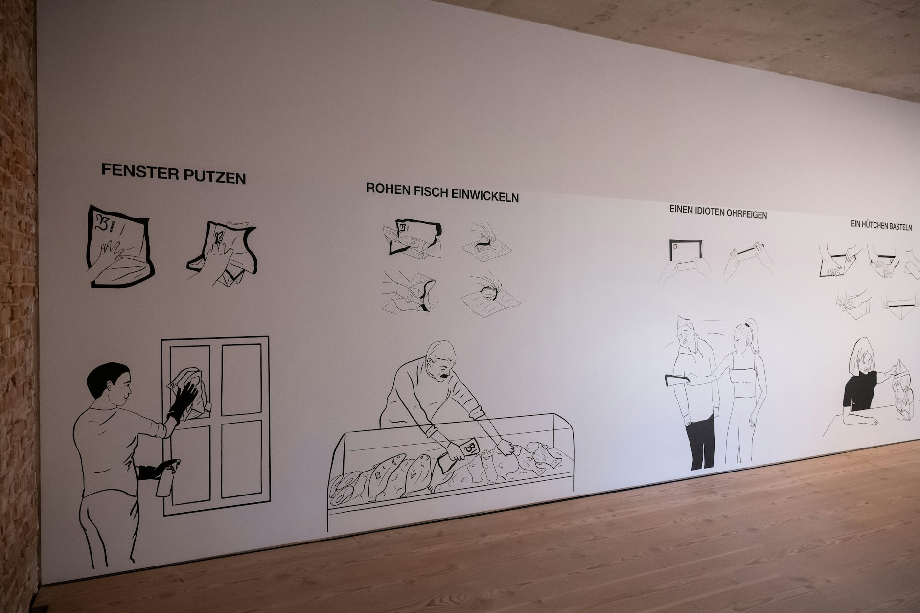 Von Verpackung bis Hütchenfalten: humorvolle Vorschläge zum Weitereinsatz einer papierenen Zeitung an der Längswand im Empfangsraum