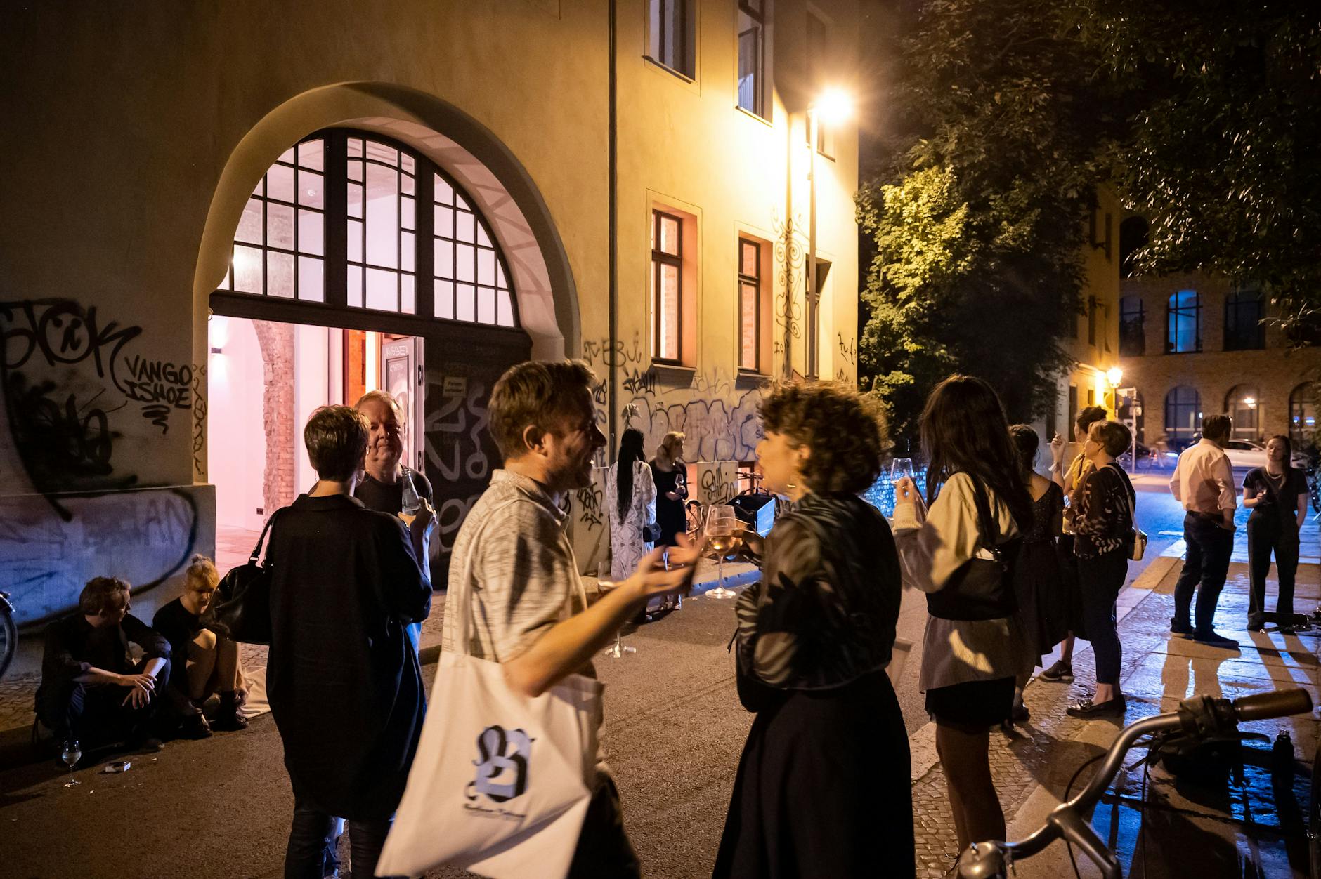 Vor dem Ort des Geschehens in der Kleinen Auguststraße in Berlin-Mitte