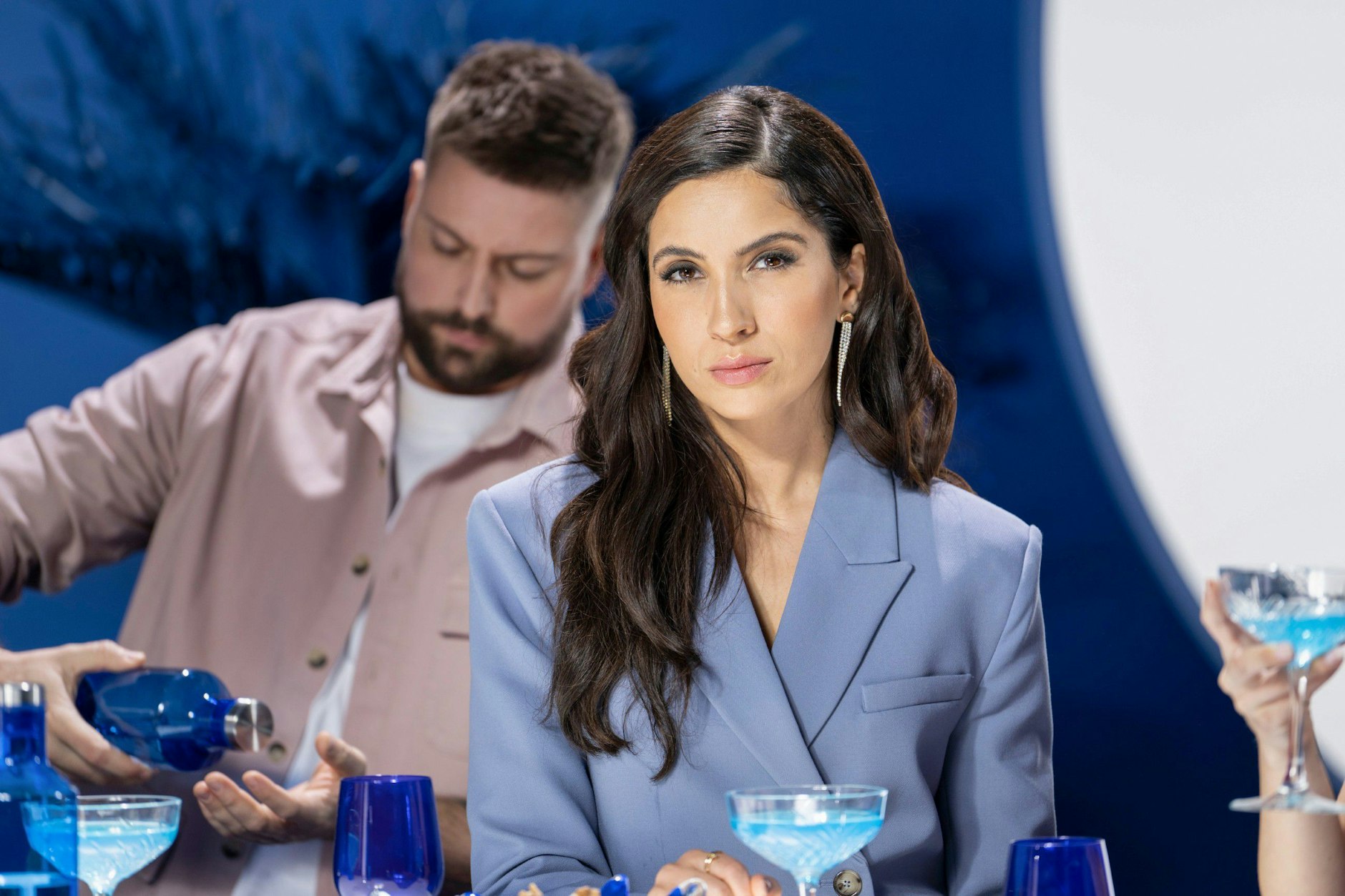 John (Felix von Jascheroff) macht Laura (Chryssanthi Kavazi) einen Heiratsantrag.