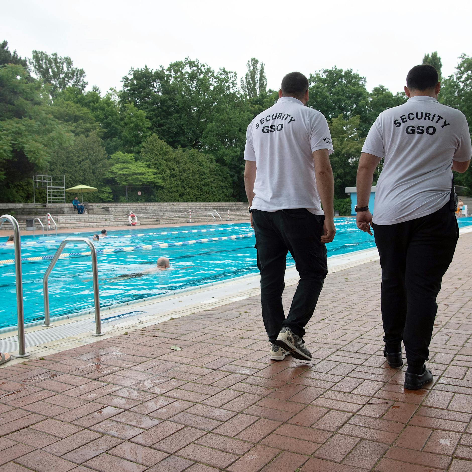 Millionen für Security: SO teuer ist die Gewalt in Berlins Freibädern!