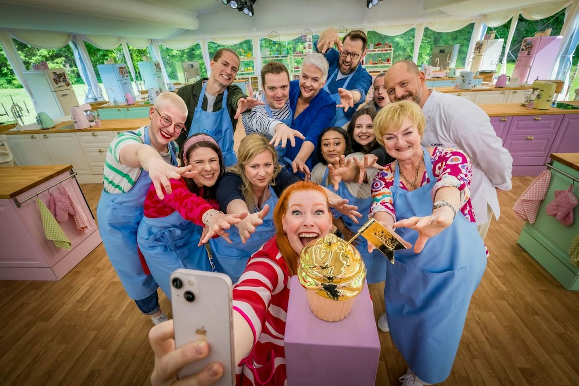 Bei „Das große Backen“ kämpfen Hobby-Bäckerinnen und -Bäcker um den goldenen Cupcake.