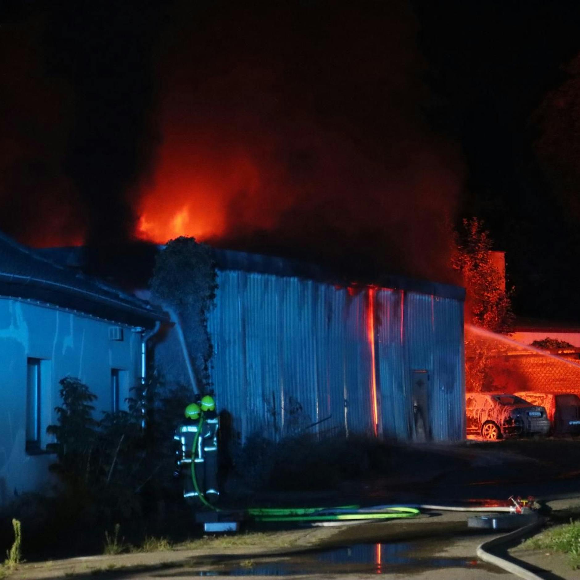 Flammen-Inferno in Lichterfelde! Lagerhalle am Barnackufer ausgebrannt