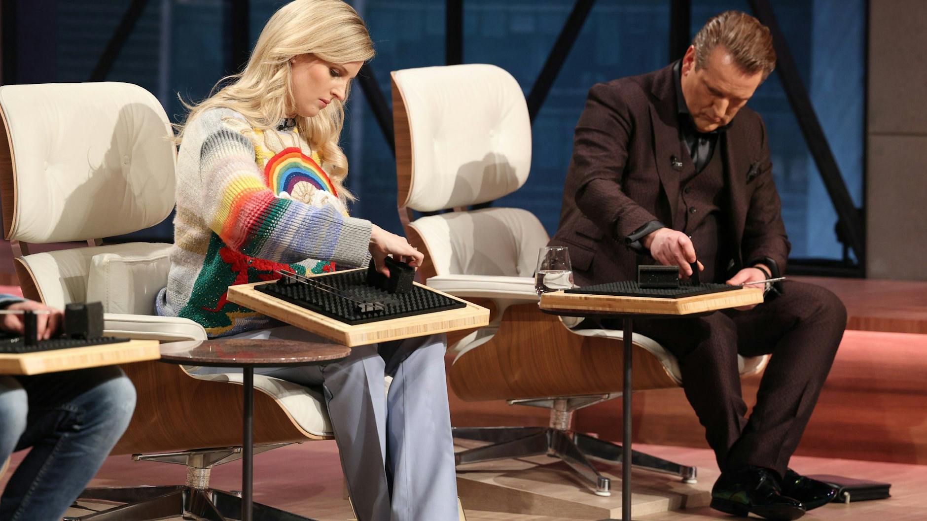 Aus anfänglicher Zurückhaltung wird später pure Ekstase. Janna Ensthaler und Ralf Dümmel inspizieren die Küchenmatte von KitchBo in der „Höhle der Löwen“.