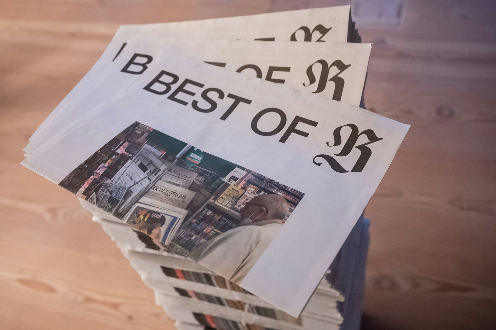 Best of B: Eine Auswahl der Titelblätter der Berliner Zeitung am Wochenende lag bei der Vernissage zum Mitnehmen aus.