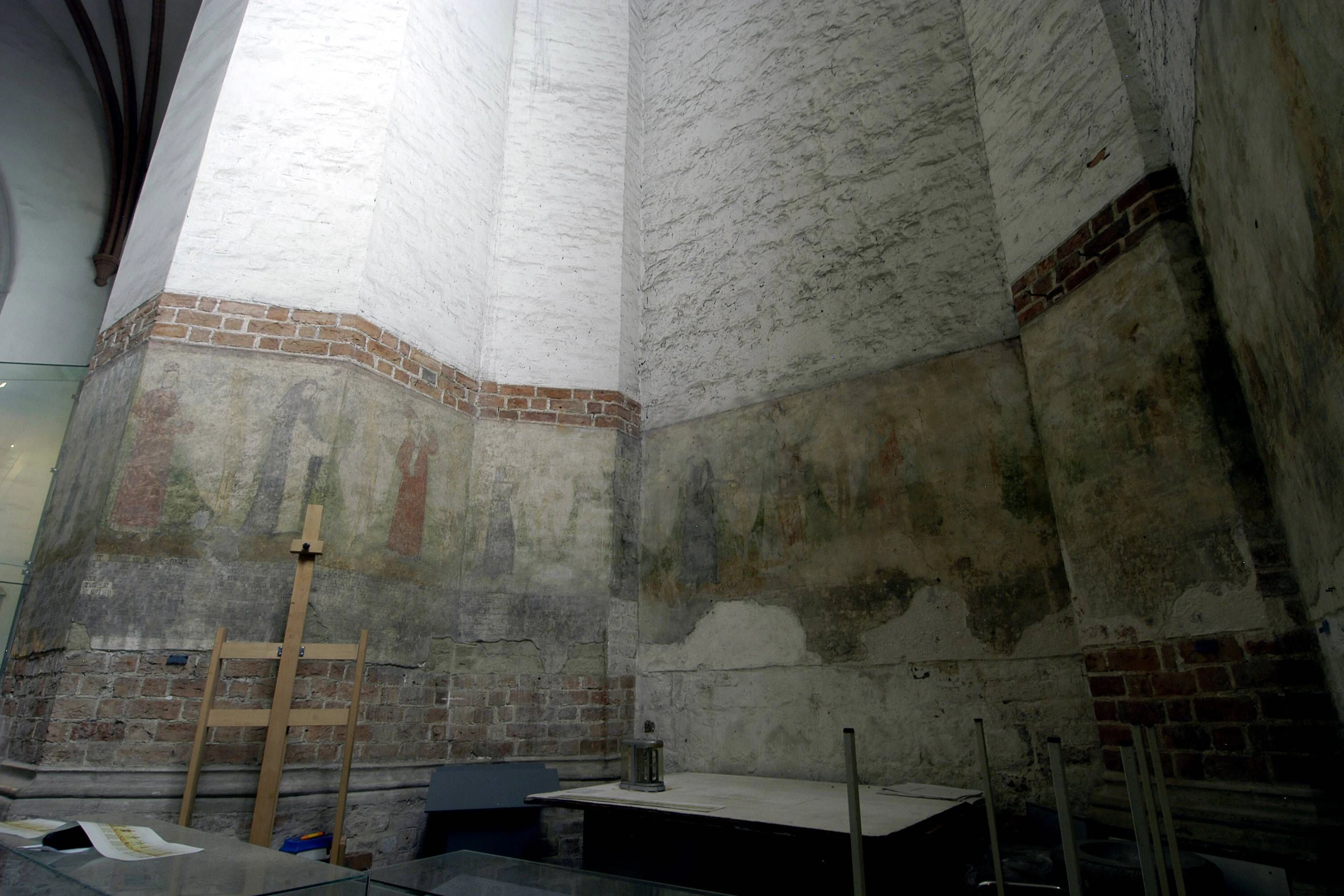Teile des spätgotischen Wandgemäldes Totentanz in der Turmhalle der Marienkirche.