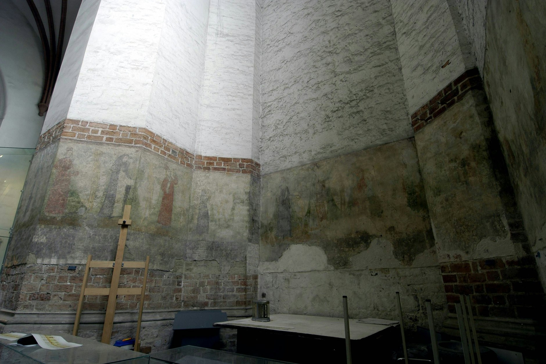 Teile des spätgotischen Wandgemäldes Totentanz in der Turmhalle der Marienkirche.