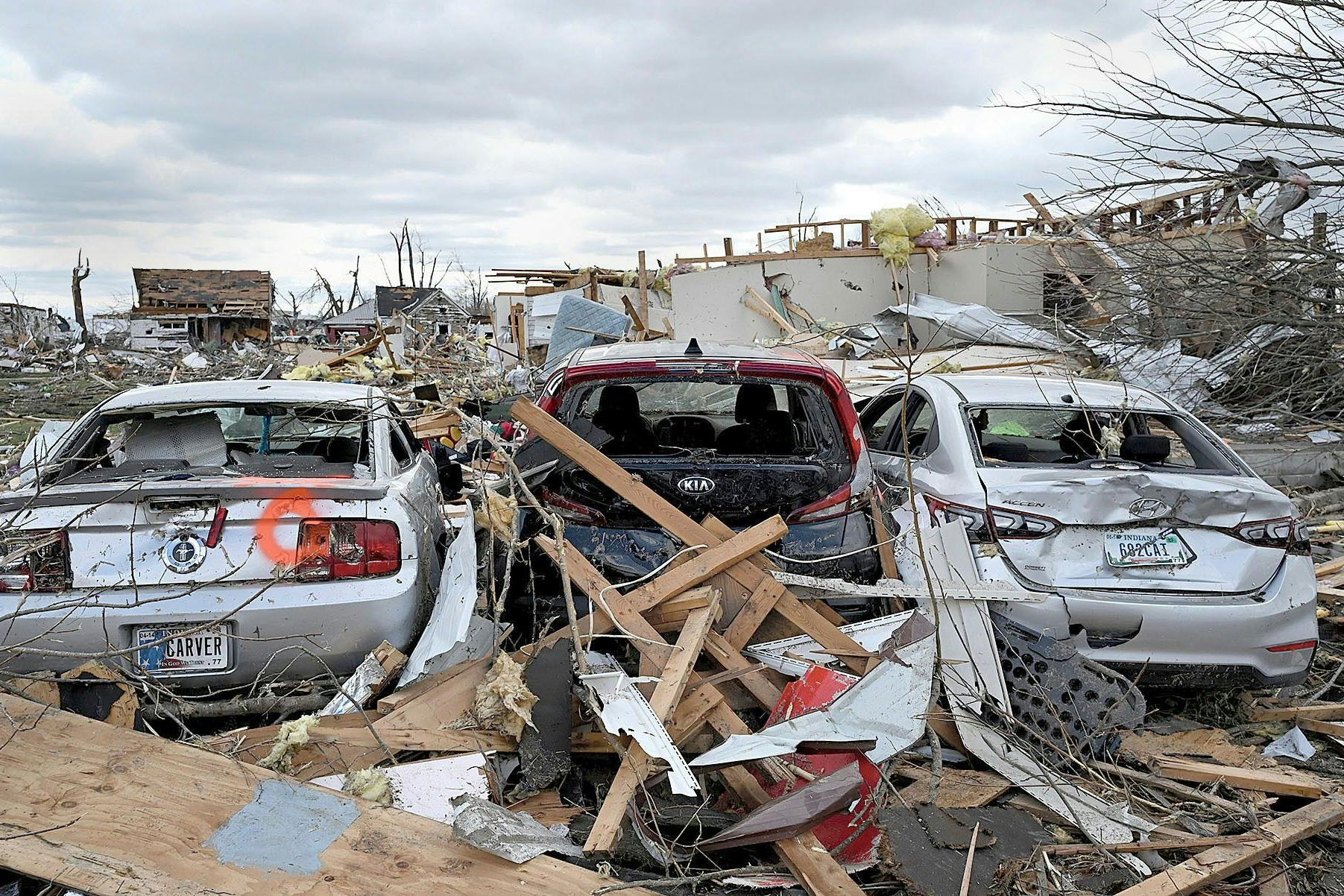 April 2023: Zerstörte Autos und Trümmer sind in einem Viertel im Süden von Sullivan zu sehen, nachdem ein Tornado durch das Gebiet gezogen war.