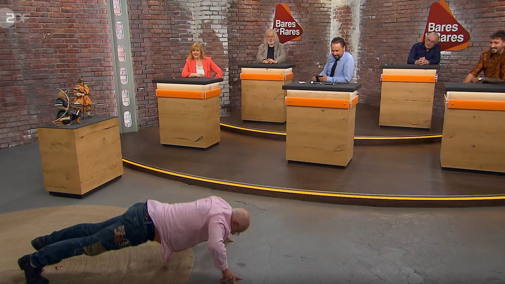 Voller Körpereinsatz: 10 Euro für jeden Liegestütz – die Wette machen die „Bares für Rares“-Händler gern mit.