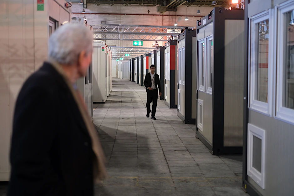 Flüchtlingsunterkunft in den Hangars von Tempelhof.  
              
              