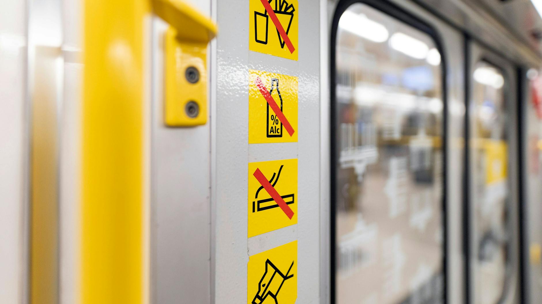 In den öffentlichen Verkehrsmitteln in Berlin ist der Konsum von Alkohol verboten.