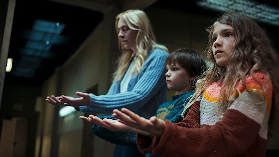 Im Keller: die Schauspieler Kim Riedle als Lena (v.l.n.r.), Sammy Schrein als Jonathan und&nbsp;Naila Schuberth als Hannah&nbsp;in der Mini-Serie „Liebes Kind“