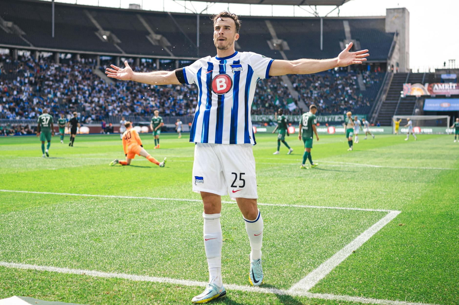 Haris Tabakovic trifft nicht nur für Hertha BSC, er hat auch die ganz große Jubelpose drauf.