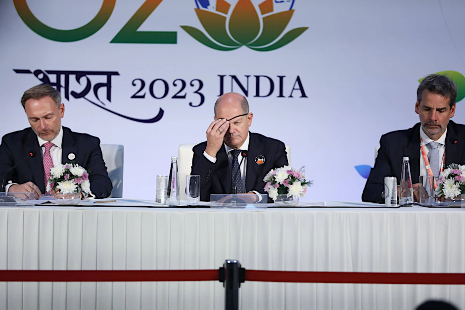 Neu-Delhi, Indien, 09.09.2023: Bundesfinanzminister Christian Lindner (v.l.n.r.), Bundeskanzler Olaf Scholz und Regierungssprecher Steffen Hebestreit auf einer Pressekonferenz zum ersten Tag des G20-Gipfels