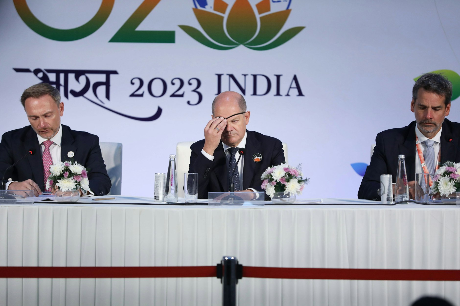 Neu-Delhi, Indien, 09.09.2023: Bundesfinanzminister Christian Lindner (v.l.n.r.), Bundeskanzler Olaf Scholz und Regierungssprecher Steffen Hebestreit auf einer Pressekonferenz zum ersten Tag des G20-Gipfels