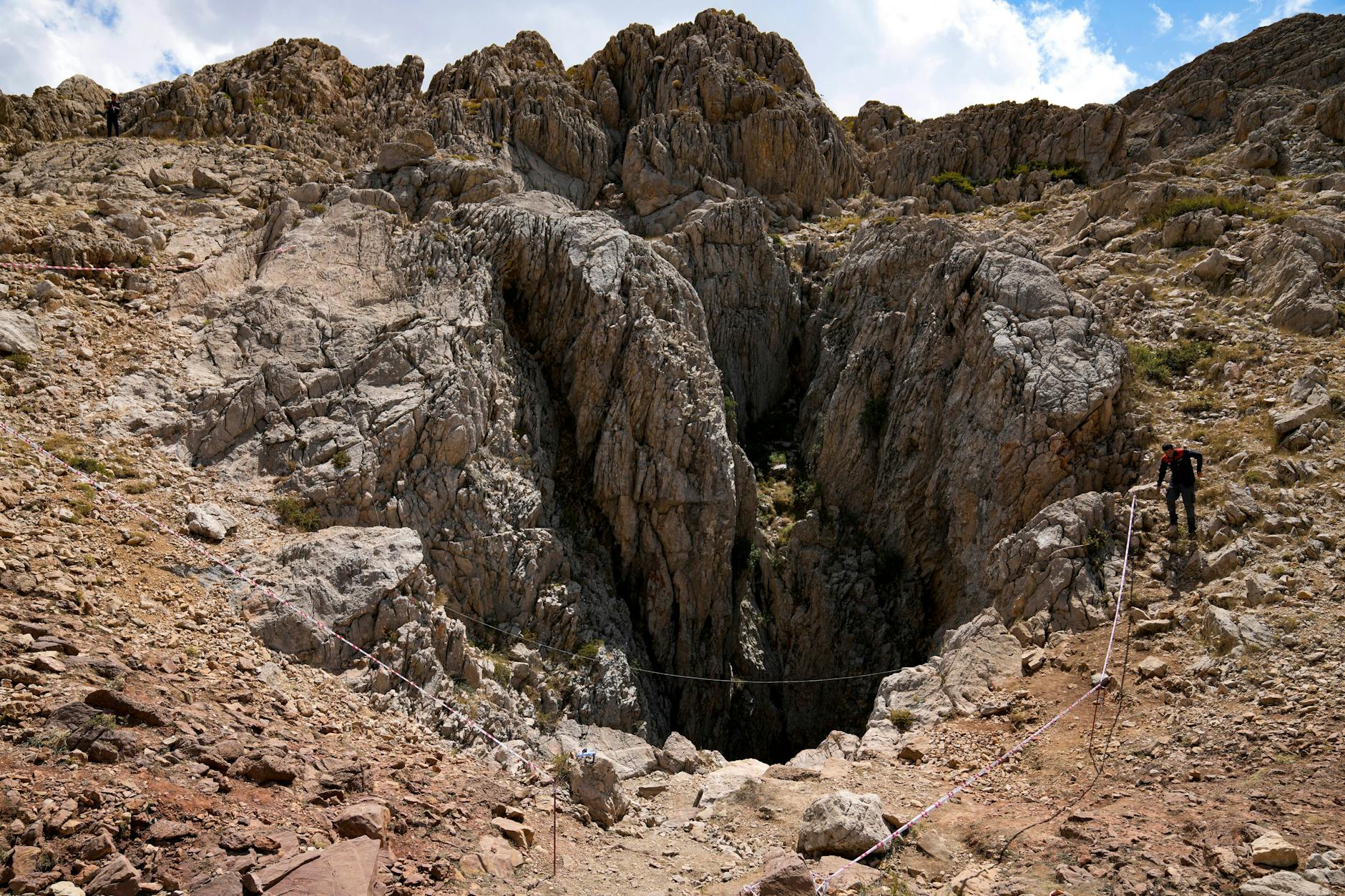 Eingang zur Morca-Höhle. In der dritttiefsten Höhle der Türkei steckte der US-Amerikaner Mark Dickey mehrere Tage fest.