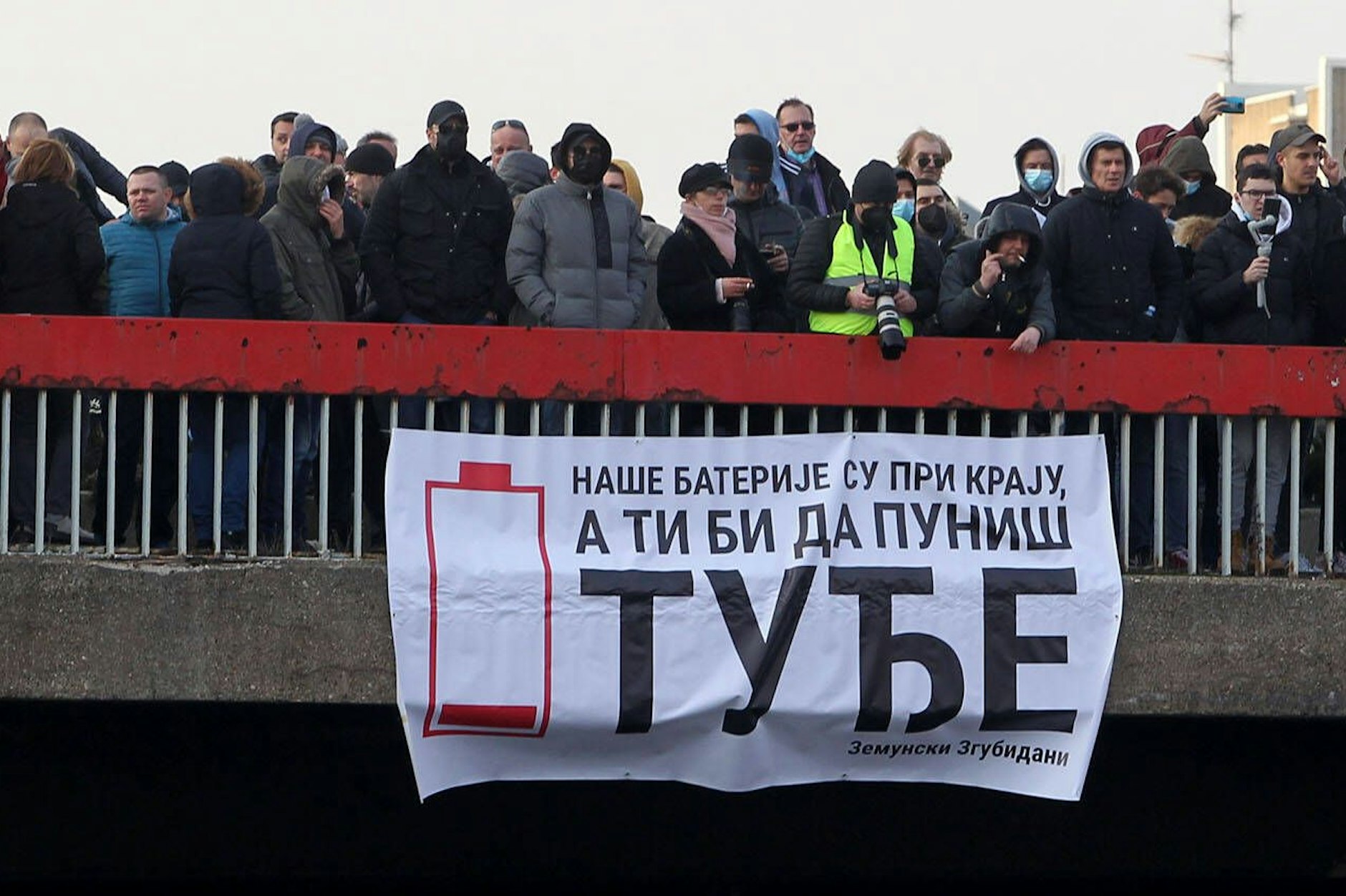 Demonstranten protestierten 2021 gegen die Regierung und das anglo-australische Unternehmen Rio Tinto, das plant, Lithium im Land abzubauen.