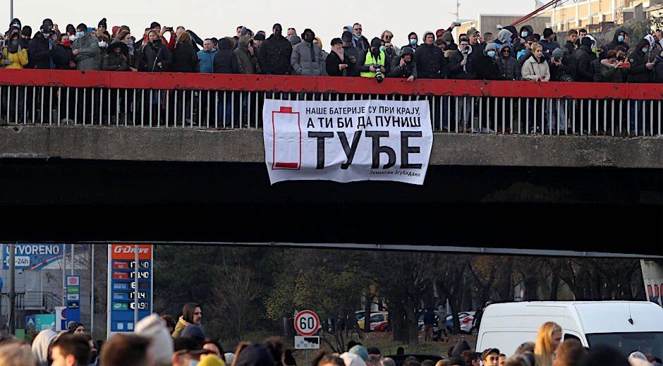 Demonstranten protestierten 2021 gegen die Regierung und das anglo-australische Unternehmen Rio Tinto, das plant, Lithium im Land abzubauen.