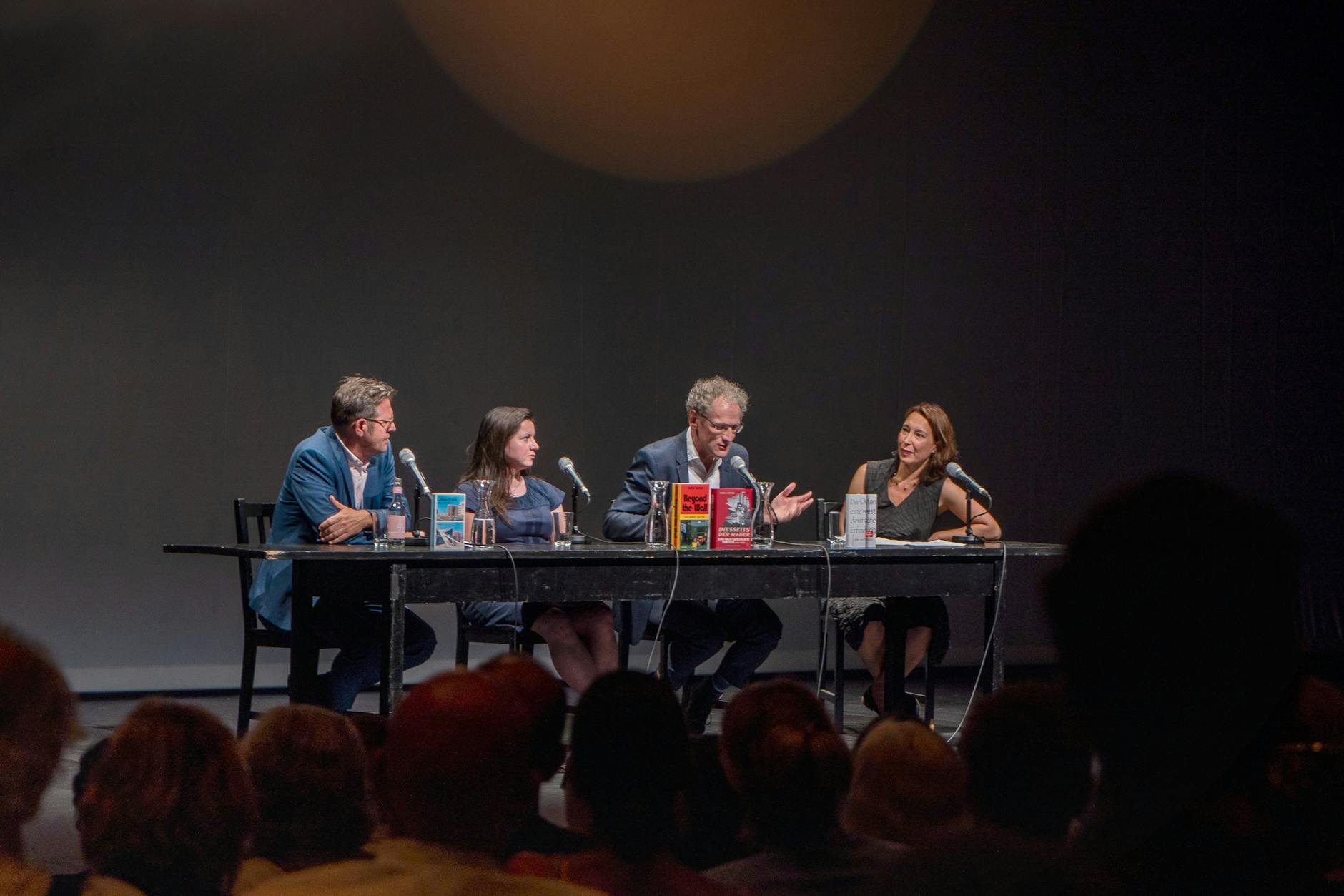 Diskussionsabend im Haus der Berliner Festspiele: Steffen Mau, Katja Hoyer, Dirk Oschmann und Natascha Freundel (v.l.)