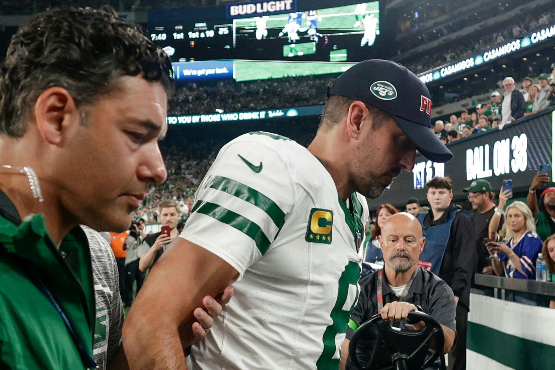 Der Quarterback der New York Jets, Aaron Rodgers, muss vom Feld geführt werden.