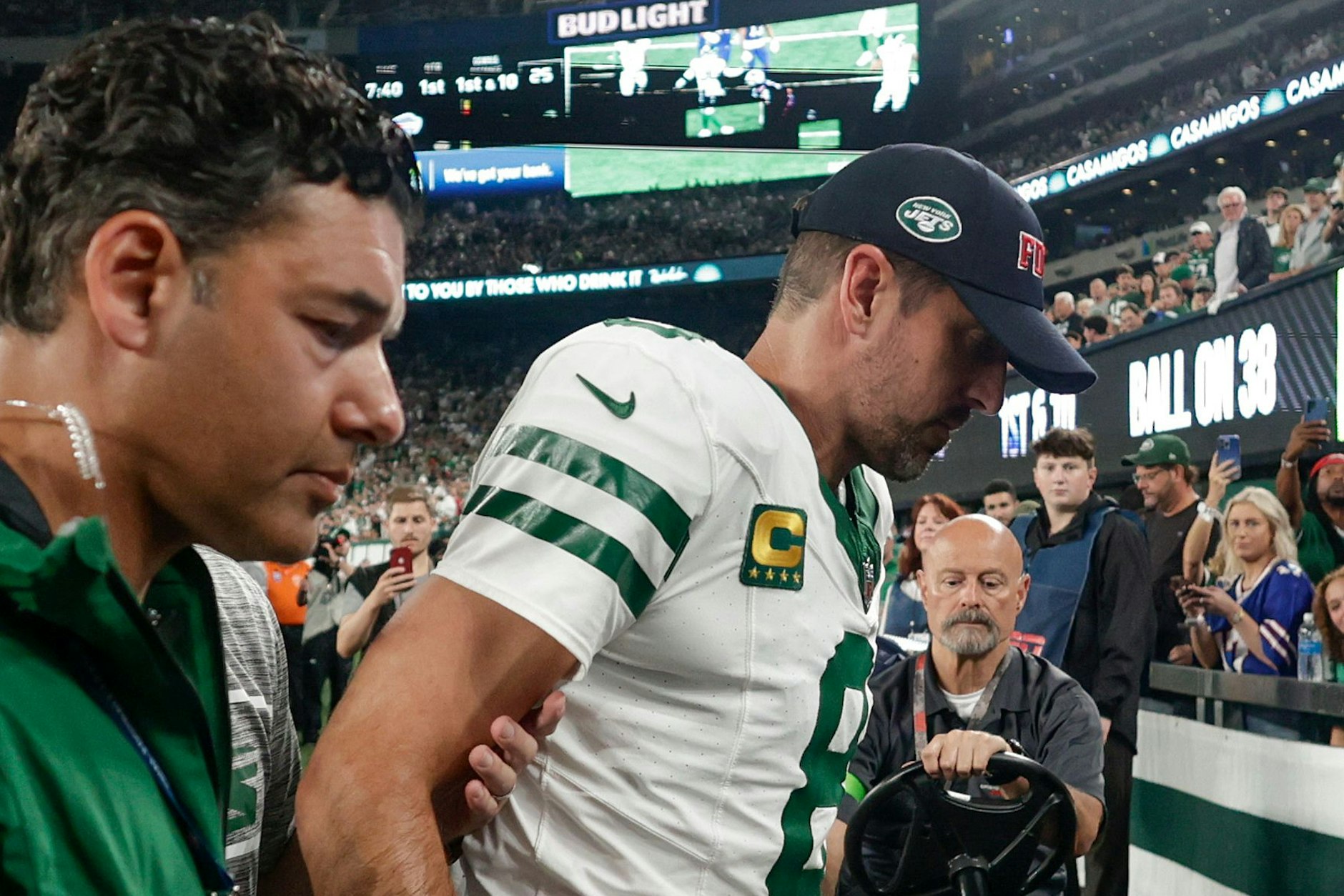 Der Quarterback der New York Jets, Aaron Rodgers, muss vom Feld geführt werden.