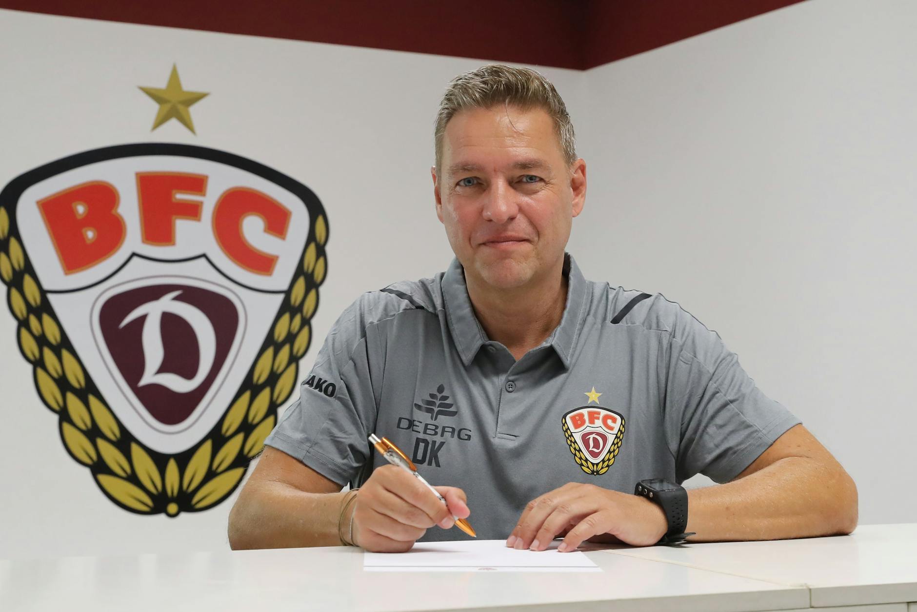 Willkommen in Hohenschönhausen: Der neue Trainer Dirk Kunert unterschreibt seinen Ein-Jahres-Vertrag beim BFC Dynamo.